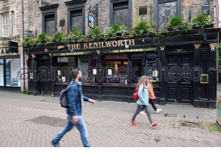 Edinburgh, Schottland, Großbritannien. Oktober 2020. Bei der heutigen täglichen Coronavirus-Briefing kündigte First Ministerin Nicola Sturgeon an, dass die aktuellen Beschränkungen, wie die Schließung von Pubs, Bars und Restaurants im Zentralgürtel, wie geplant über den 26. Oktober hinaus verlängert werden und für eine weitere Woche bis Montag, den 2. November, gelten sollen. Verschlossene Türen im Kenilworth in der Rose Street. Kredit: Craig Brown/Alamy Live Nachrichten Stockfoto