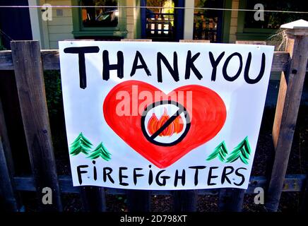 Danke Feuerwehrleute Schild mit Herz wird auf Zaun angezeigt In sonoma County kalifornien usa Stockfoto