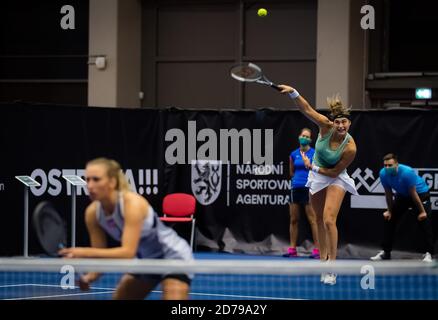 Ryna Sabalenka Weißrussland und Elise Mertens Belgiens spielend Doppel bei den J&T Banka Ostrava Open WTA Premier 2020 Tennisturnier am 20. Oktober Stockfoto