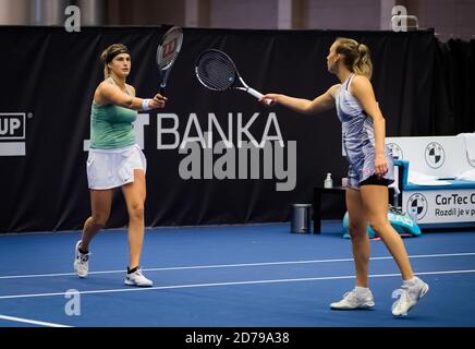 Ryna Sabalenka Weißrussland und Elise Mertens Belgiens spielend Doppel bei den J&T Banka Ostrava Open WTA Premier 2020 Tennisturnier am 20. Oktober Stockfoto