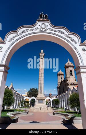 23. Februar 2020: Blick auf den Hauptplatz 'Plaza 10 de Noviembre'. Potosi, Bolivien Stockfoto