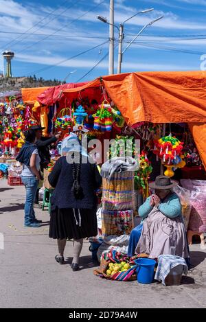 25. Februar 2020: Stadtstraßenleben in Potosi. Potosi, Bolivien Stockfoto