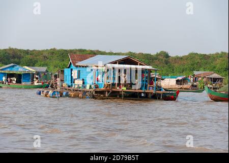 Chong Kneas ist das schwimmende Dorf am Rand des Sees am nächsten liegt, und die meisten zugänglich zu Siem Reap Stockfoto