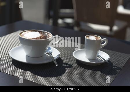 Großer und kleiner Cappuccino Kaffee. Stockfoto