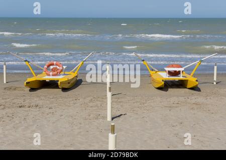 Rettungsboot am Strand in Rimini, Italien. Stockfoto