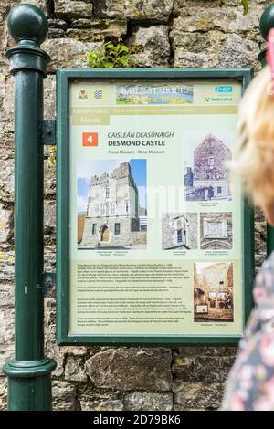 Blick auf das Touristeninformationsschild für das Schloss Desmond in Kinsale, County Cork, Irland Stockfoto