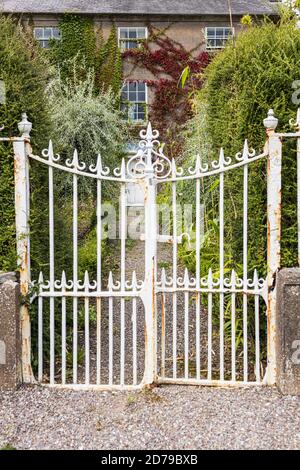 Weiße schmiedeeiserne Tore zum Vorgarten eines Hauses in Kinsale, County Cork, Irland Stockfoto