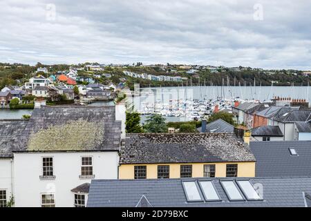 Blick über die Dächer des Stadthauses auf den Hafen in Kinsale, County Cork, Irland Stockfoto