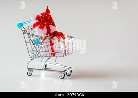 Warenkorb mit Geschenken isoliert auf weißem Hintergrund, Weihnachtseinkäufe Stockfoto