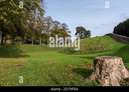 Überreste eines normannischen motte-Schlosses, mit möglicherweise einem sächsischen Graben, im Dorf Earls Barton, Northamptonshire, Großbritannien Stockfoto