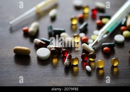 Medikamente und Tabletten auf einer hölzernen Textur Tabelle Stockfoto