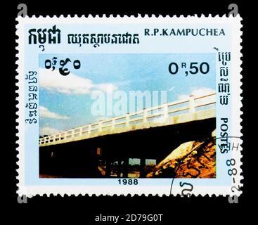 MOSKAU, RUSSLAND - 21. DEZEMBER 2017: Eine in Kampuchea (Kambodscha) gedruckte Briefmarke zeigt Bridge, Serie, um 1988 Stockfoto