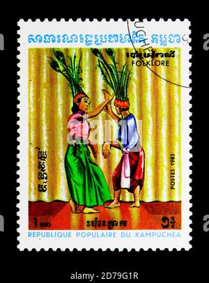 MOSKAU, RUSSLAND - 21. DEZEMBER 2017: Eine in Kampuchea (Kambodscha) gedruckte Briefmarke zeigt Tänzer mit Kopfschmuck, Folklore-Serie, um 1983 Stockfoto