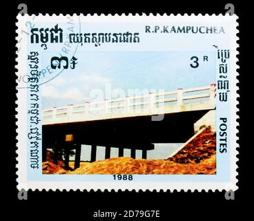 MOSKAU, RUSSLAND - 21. DEZEMBER 2017: Eine in Kampuchea (Kambodscha) gedruckte Briefmarke zeigt Bridge, Serie, um 1988 Stockfoto