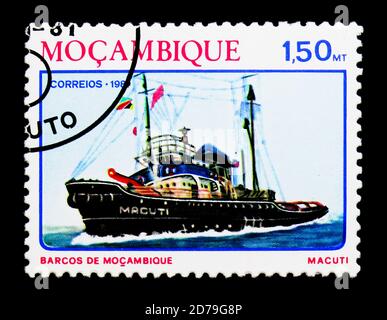 MOSKAU, RUSSLAND - 21. DEZEMBER 2017: Eine in Mosambik gedruckte Briefmarke zeigt Tugboat 'Macuti', Schiffe der Mosambik-Serie, um 1981 Stockfoto