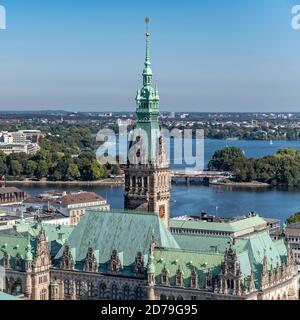 Blick von der St. Nikolai Gedenkstätte auf das Rathaus mit der Binnenalster im Hintergrund. Stockfoto