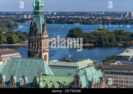 Blick von der St. Nikolai Gedenkstätte auf das Rathaus mit der Binnenalster im Hintergrund. Stockfoto