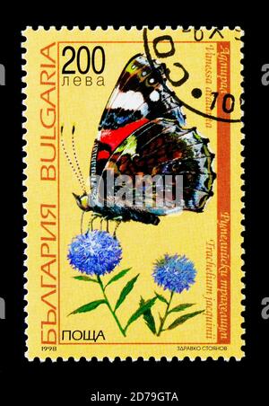 MOSKAU, RUSSLAND - 21. DEZEMBER 2017: Eine in Bulgarien gedruckte Briefmarke zeigt Schmetterling des Roten Admirals (Vanessa atalanta) und Trachelium Jacquinii Blume, Fauna Stockfoto