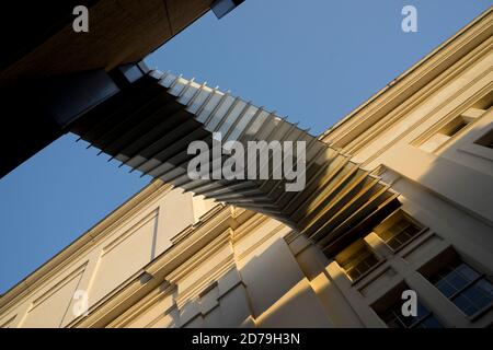 Die Royal Ballet School und 'Bridge of Aspiration' zum Royal Opera House in Covent Garden, London, England, Großbritannien Stockfoto