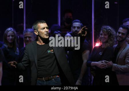 21. Oktober 2020 (Malaga) Antonio Banderas wird im Herbst 2021 ein Musical veröffentlichen, das er selbst zum Star machen wird. Mit Texten und Musik von Stephen Sondheim und Libretto von George Furth wird es die Bühne des Theaters verändern (es wird rund sein). Er plant, acht Monate in Malaga zu bleiben.Antonio Banderas kehrt mit einem neuen Musical auf die Bühne zurück. Es heißt Company' und hat heute Morgen eine Szene (eine Vorschau auf das Stück), die im Herbst 2021 im Teatro del Soho CaixaBank in Malaga Premiere geplant ist. Mit Texten und Musik von Stephen Sondheim und Libretto von George Furth wird es die sein Stockfoto