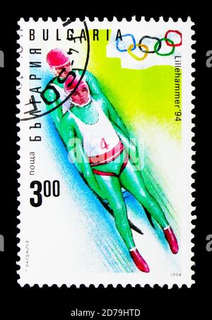 MOSKAU, RUSSLAND - 21. DEZEMBER 2017: Eine in Bulgarien gedruckte Marke zeigt Sled, XVII. Olympische Winterspiele, Lillehammer - 94, Serie, um 1994 Stockfoto