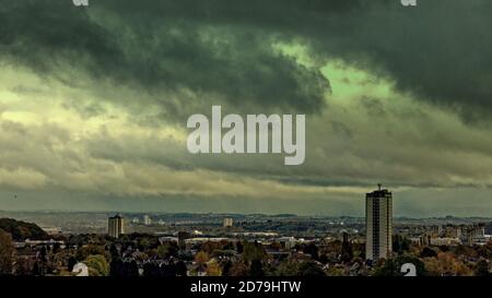 Glasgow, Schottland, Großbritannien. 21. Oktober 2020: UK Wetter: Grauer und nasser Tag sah turbulenten Himmel über dem Süden der Stadt an und den Pylonen von Braehead mit Scotstoun Turm im Vordergrund. Quelle: Gerard Ferry/Alamy Live News Stockfoto