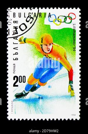 MOSKAU, RUSSLAND - 21. DEZEMBER 2017: Eine in Bulgarien gedruckte Marke zeigt Kurzbahn-Eisschnelllauf, XVII. Olympische Winterspiele, Lillehammer - 94, Serie, c Stockfoto