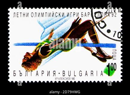 MOSKAU, RUSSLAND - 21. DEZEMBER 2017: Eine in Bulgarien gedruckte Briefmarke zeigt Hochsprung, Olympische Sommerspiele 1992, Barcelona (I) Serie, um 1992 Stockfoto