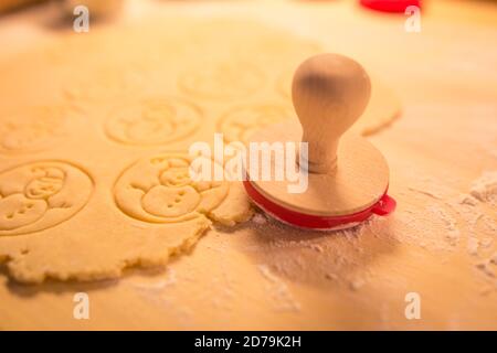 Weihnachtsplätzchen Bäckerei mit raw Keks Teig und Fräser mit Weihnachten Thema Form - Weihnachten Thema Teig Stempel, Schneemann. Stockfoto