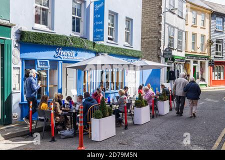 Außerhalb Essplatz auf der Straße durch ein Café, Restaurant, Initiative des rates, um Unternehmen während covid in Kinsale, County Cork, Irland zu helfen Stockfoto