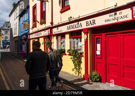 Leuchtend rot und gelb bemalte Vorderseite des Armada Pub in Kinsale, County Cork, Irland Stockfoto