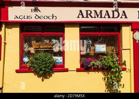 Leuchtend rot und gelb bemalte Vorderseite des Armada Pub in Kinsale, County Cork, Irland Stockfoto