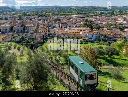 Die Seilbahn, die den unteren und oberen Teil des Dorfes Certaldo in der Provinz Florenz, Toskana, Italien verbindet Stockfoto