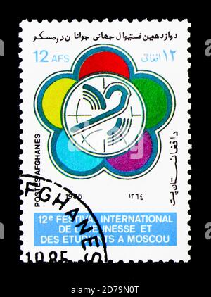 MOSKAU, RUSSLAND - 21. DEZEMBER 2017: Eine in Afghanistan gedruckte Briefmarke zeigt das Festival-Emblem, 12. Weltjugendfest und Studentenfest, Moskau Serie, circa Stockfoto