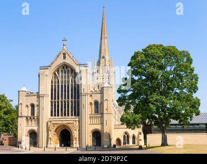 Norwich Kathedrale West Front und Spire West Eingangstür zu Die Kathedrale von Norwich und die Kathedrale von Norwich befinden sich in Norwich Norfolk East Anglia England GB Stockfoto