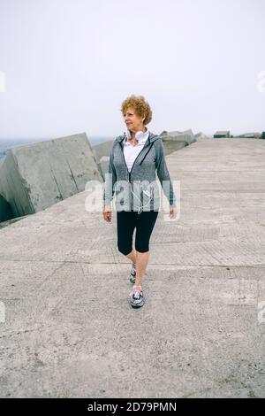 Ältere Sportlerin zu Fuß Stockfoto