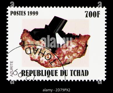 MOSKAU, RUSSLAND - 21. DEZEMBER 2017: Eine im Tschad gedruckte Briefmarke zeigt Azurit, Minerals Serie, um 1999 Stockfoto