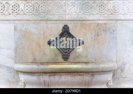 Alte Wasserhahn oder Waschbecken in der Moschee für die Waschung vor dem Gebet in Istanbul, Türkei Stockfoto