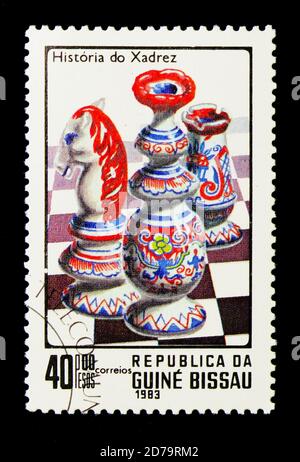 MOSKAU, RUSSLAND - 21. DEZEMBER 2017: Eine in Guinea-Bissau gedruckte Briefmarke zeigt Schachgeschichte, Serie, um 1983 Stockfoto