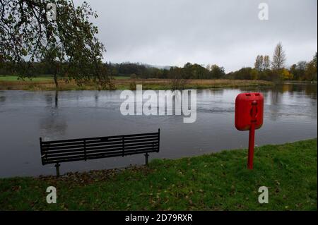 Callander, Schottland, Großbritannien. 21. Oktober 2020. Im Bild: Ein schnell fließender und überfluteter Fluss Teith, der durch die malerische Stadt Callander im Zentrum Schottlands fließt. Quelle: Colin Fisher/Alamy Live News. Stockfoto