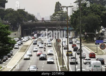 Sao Paulo, Sao Paulo, Brasilien. Oktober 2020. (INT) Verkehrssituation in Sao Paulo. 21. Oktober 2020, Sao Paulo, Brasilien: Schwere Bewegung der Fahrzeuge auf 23 de Maio Avenue auf der Länge der Jaceguai Viadukt in Sao Paulo inmitten Covid-19 Pandemie.Credit: Leco Viana/TheNews2 Credit: Leco Viana/TheNEWS2/ZUMA Wire/Alamy Live News Stockfoto