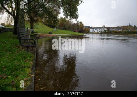 Callander, Schottland, Großbritannien. Oktober 2020. Im Bild: Ein schnell fließender und überfluteter Fluss Teith, der durch die malerische Stadt Callander im Zentrum Schottlands fließt. Quelle: Colin Fisher/Alamy Live News Stockfoto