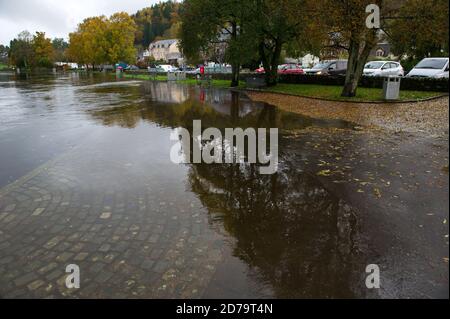 Callander, Schottland, Großbritannien. Oktober 2020. Im Bild: Ein schnell fließender und überfluteter Fluss Teith, der durch die malerische Stadt Callander im Zentrum Schottlands fließt. Quelle: Colin Fisher/Alamy Live News Stockfoto