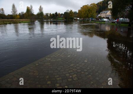 Callander, Schottland, Großbritannien. Oktober 2020. Im Bild: Ein schnell fließender und überfluteter Fluss Teith, der durch die malerische Stadt Callander im Zentrum Schottlands fließt. Quelle: Colin Fisher/Alamy Live News Stockfoto