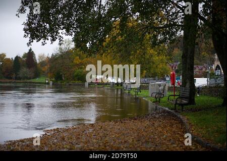 Callander, Schottland, Großbritannien. Oktober 2020. Im Bild: Ein schnell fließender und überfluteter Fluss Teith, der durch die malerische Stadt Callander im Zentrum Schottlands fließt. Quelle: Colin Fisher/Alamy Live News Stockfoto