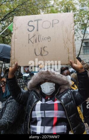 London, Großbritannien. Oktober 2020. Ende der SARS-Proteste vor der Nigeria High Commission in Northumberland Avenue, London, SW1. Hunderte Nigerianer demonstrieren ihre Unzufriedenheit mit dem gewalttätigen Verhalten der nigerianischen Sonderbewaffnung, die in den letzten Tagen viele scheinbar unschuldige Menschen getötet haben. Kredit: Peter Hogan/Alamy Live Nachrichten Stockfoto