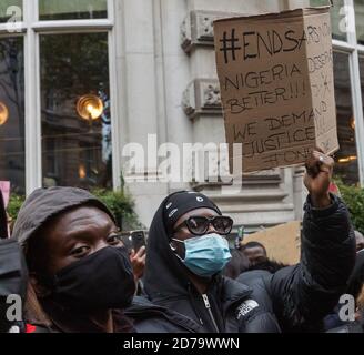 London, Großbritannien. Oktober 2020. Ende der SARS-Proteste vor der Nigeria High Commission in Northumberland Avenue, London, SW1. Hunderte Nigerianer demonstrieren ihre Unzufriedenheit mit dem gewalttätigen Verhalten der nigerianischen Sonderbewaffnung, die in den letzten Tagen viele scheinbar unschuldige Menschen getötet haben. Kredit: Peter Hogan/Alamy Live Nachrichten Stockfoto