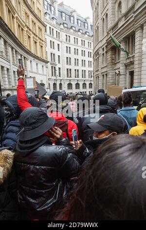London, Großbritannien. Oktober 2020. Ende der SARS-Proteste vor der Nigeria High Commission in Northumberland Avenue, London, SW1. Hunderte Nigerianer demonstrieren ihre Unzufriedenheit mit dem gewalttätigen Verhalten der nigerianischen Sonderbewaffnung, die in den letzten Tagen viele scheinbar unschuldige Menschen getötet haben. Kredit: Peter Hogan/Alamy Live Nachrichten Stockfoto