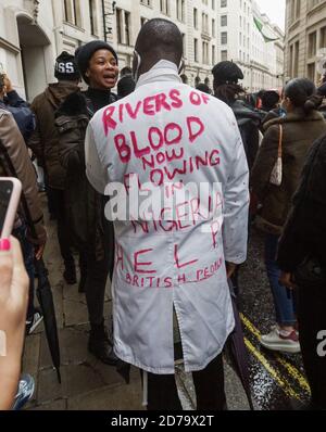 London, Großbritannien. Oktober 2020. Ende der SARS-Proteste vor der Nigeria High Commission in Northumberland Avenue, London, SW1. Hunderte Nigerianer demonstrieren ihre Unzufriedenheit mit dem gewalttätigen Verhalten der nigerianischen Sonderbewaffnung, die in den letzten Tagen viele scheinbar unschuldige Menschen getötet haben. Kredit: Peter Hogan/Alamy Live Nachrichten Stockfoto