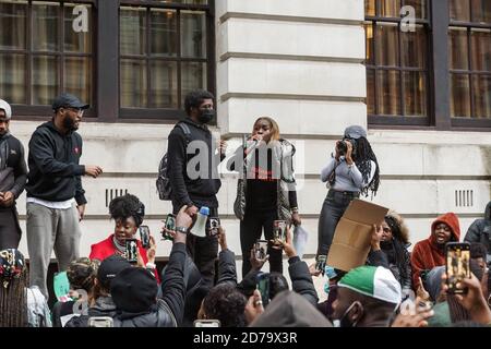 London, Großbritannien. Oktober 2020. Ende der SARS-Proteste vor der Nigeria High Commission in Northumberland Avenue, London, SW1. Hunderte Nigerianer demonstrieren ihre Unzufriedenheit mit dem gewalttätigen Verhalten der nigerianischen Sonderbewaffnung, die in den letzten Tagen viele scheinbar unschuldige Menschen getötet haben. Kredit: Peter Hogan/Alamy Live Nachrichten Stockfoto